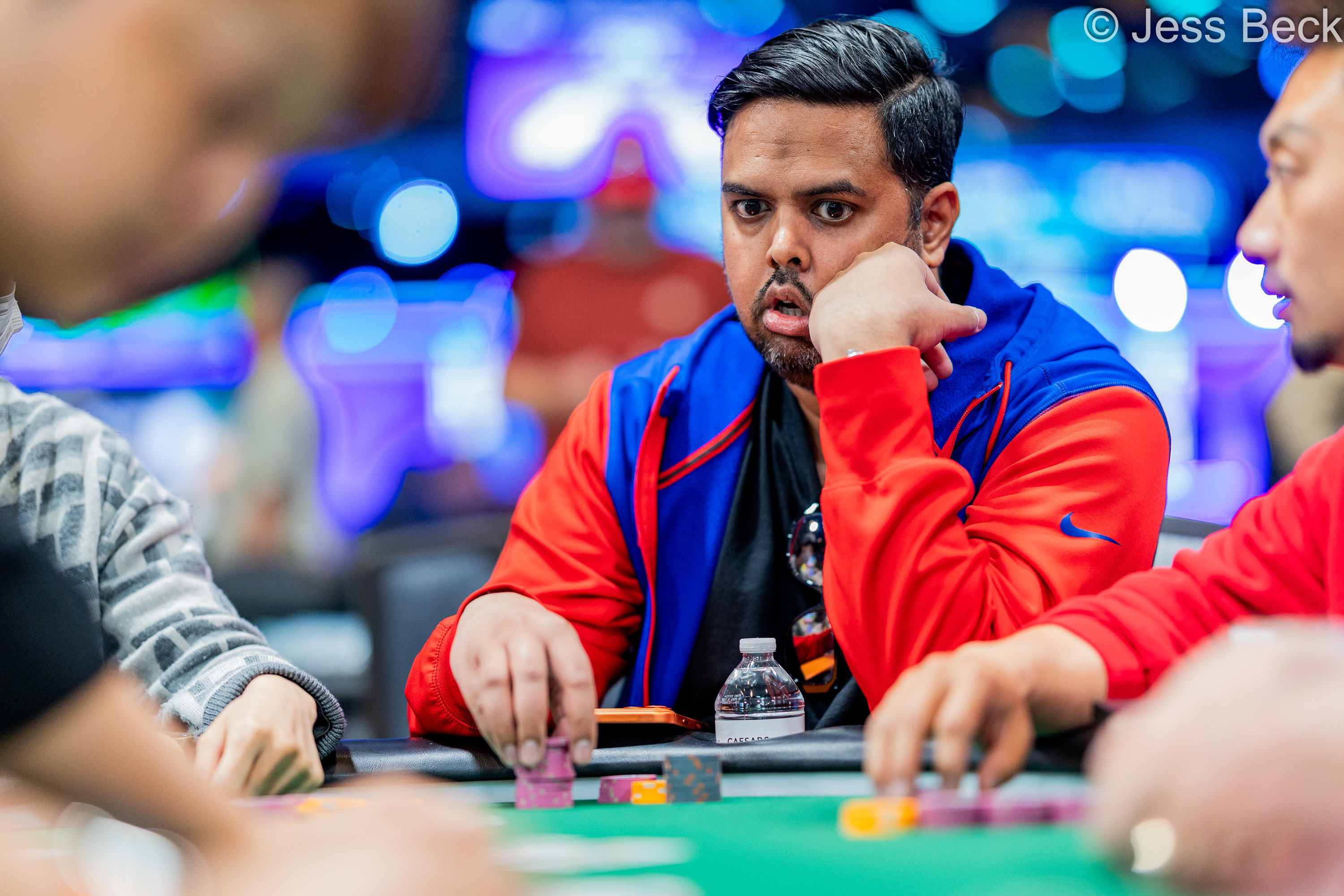 WSOP 主赛事泡沫期上演“清一色”VS“葫芦”的世纪对决 - 世博娱乐